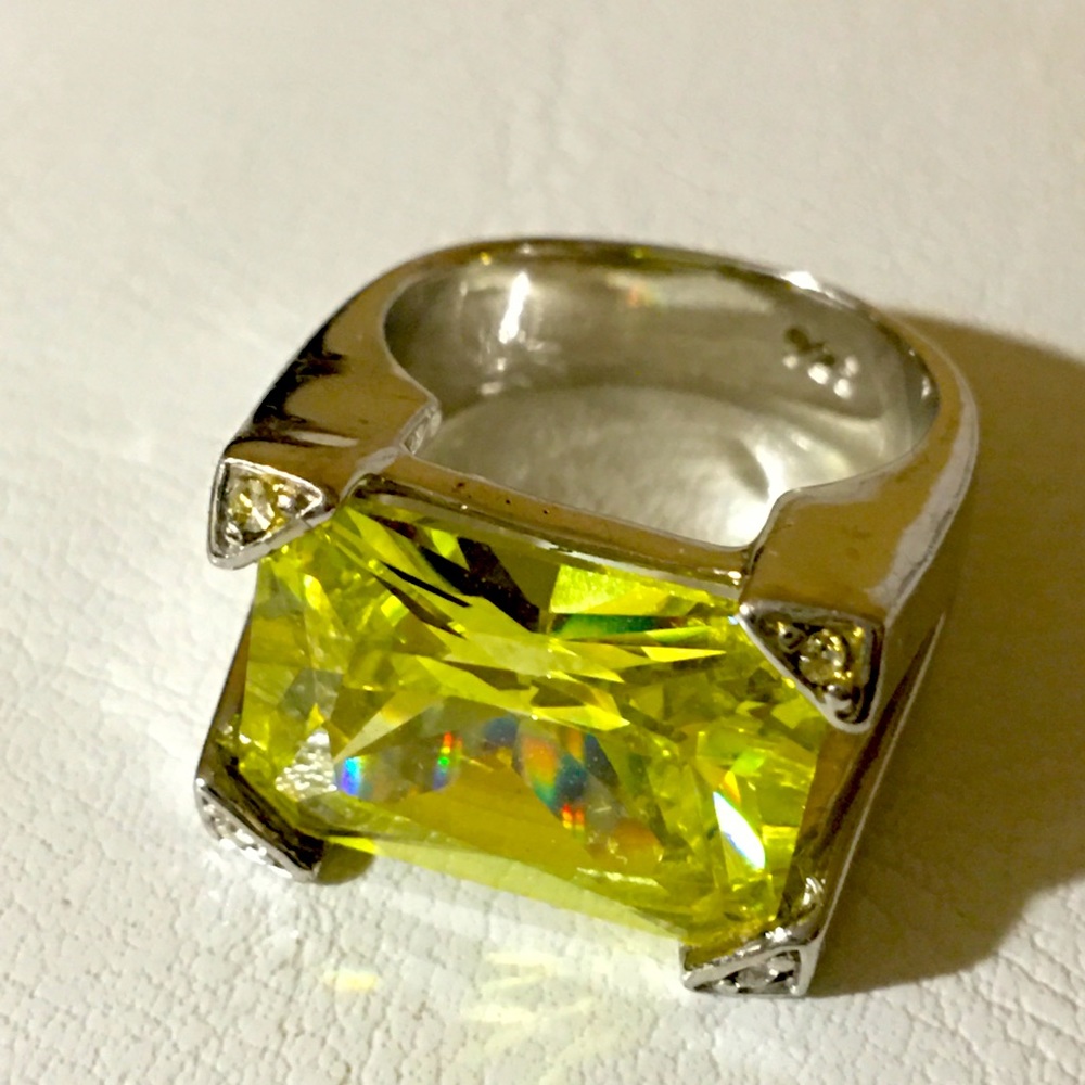 Stunning Sterling Silver Size 6 Ladies Ring
